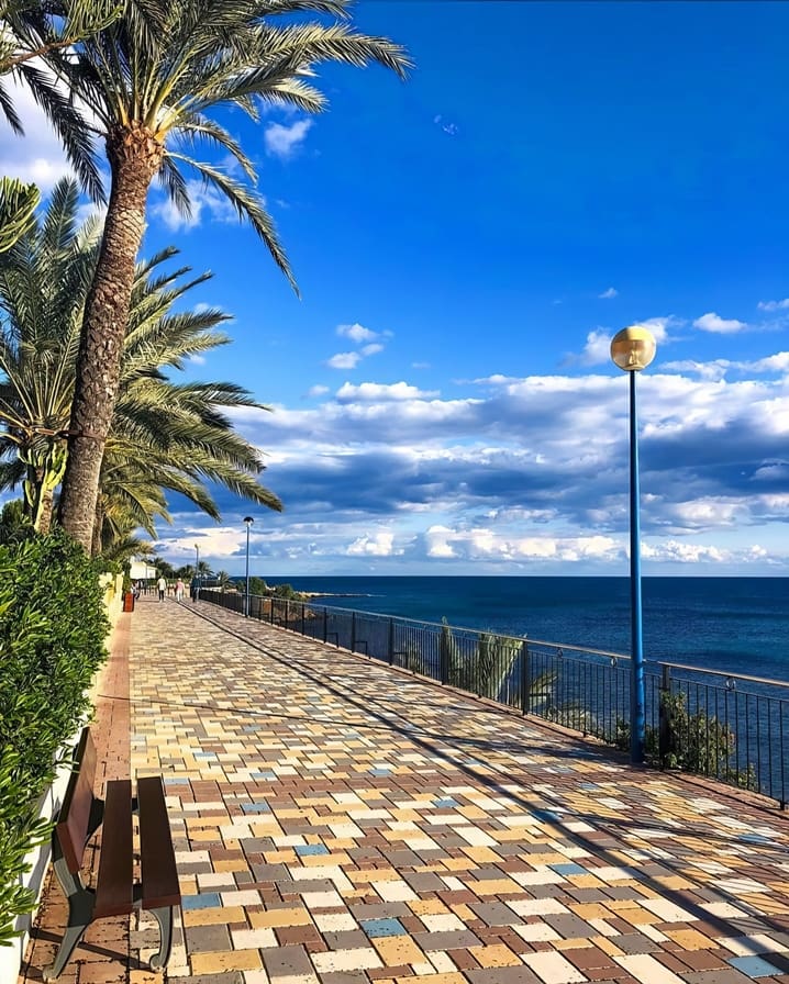 Passeio marítimo de Punta Prima, Menorca, Espanha